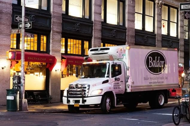 Camion de livraison Baldor Specialty Foods devant un restaurant new-yorkais